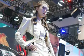 悦驾乐拍 | 齐鲁国际车展现场，车模秀出大长腿图片