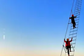 张家界推出悬崖天梯攀爬3小时项目，游客直呼腿软图片