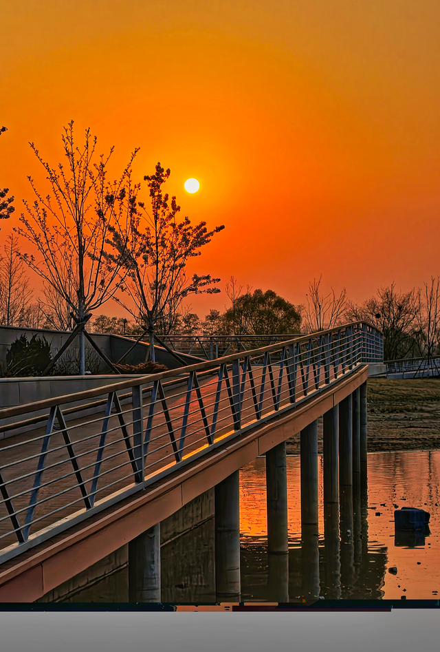 三月的最后一天，绮丽日落温柔收尾