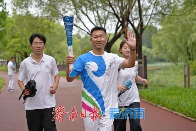 袈裟泉涌千年韵！2025济南国际泉水节“泉炬”传递抵达长清