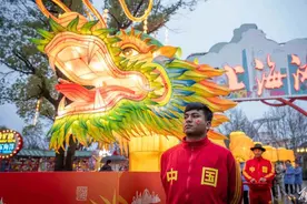 光华璀璨百米巨龙亮相上海欢乐谷，点燃新春国潮年味图片