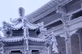 山西五台山飘雪，北台龙王殿被“冰封”，白茫茫一片，宛若仙境！图片