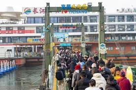 新春走基层丨江面擂鼓 首航迎春图片