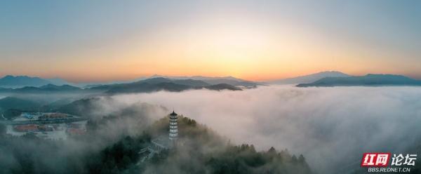 千年苗乡遇现代脉络：靖州晨雾里，文峰塔与高速共嵌云海