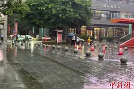 暴雨袭蓉交通受阻 成都启动防汛三级应急响应图片