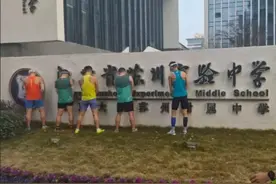 马拉松参赛者在中学校门处小便，官方通报！图片