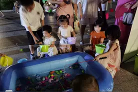 萌娃化身小老板！福州这里开起趣味夜市图片