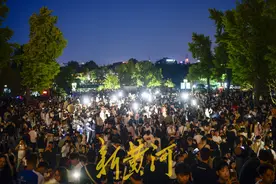 超然楼亮灯后持续吸睛，成夜间拍照打卡“天花板”  | 镜相图片