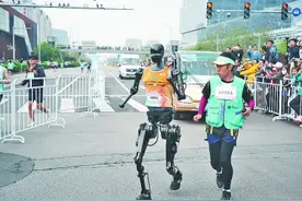 全球首个人形机器人半程马拉松在北京开跑图片