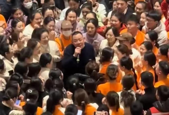 胖东来“三胖”今日试营业！现场排队数百米内部已限流，此前预计客流量达10万人，超市内部先睹为快→