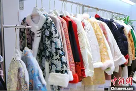 中式服装风靡青年群体 “新式”“老派”总相宜图片