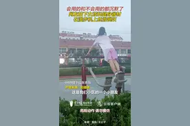 女孩在漫步机上丝滑跳跃图片