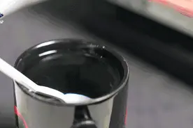 “每个爱抖腿的人心中，都住着一台缝纫机。”图片