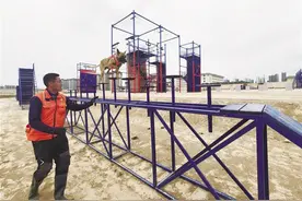 搜救犬“八一”和训导员的故事图片