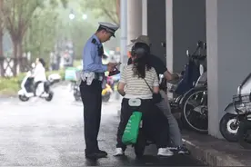 骑电驴还玩手机？低头1秒相当于“盲骑”7米，北京开始严查图片