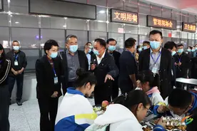 黔南州中小学校园食品安全和膳食经费管理集中整治现场观摩暨警示教育大会和学生资助培训等系列会议在独山召开图片