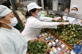 赶制粽子迎端午图片