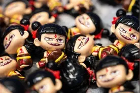 《哪吒》导演饺子签名卡牌被炒至9.5万，有黄牛花10万才抽到，客服回应图片