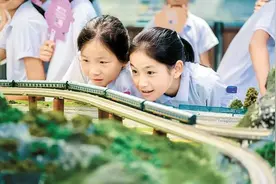 动车带大凉山妞妞逐梦图片