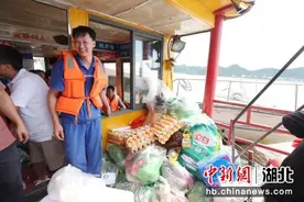 长江海事部门为汛期锚泊船舶配送两万余斤生活物资图片