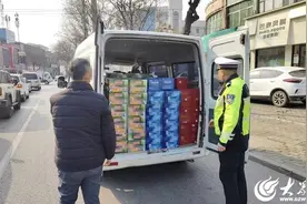 聊城临清交警：载了货，“藏”了祸！别拿危险当便捷！图片