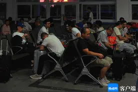 海口市郊列车支付宝扫码乘车服务满月 记者体验像乘地铁一样便利图片