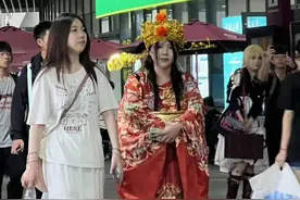 7月的上海，这里最火！网友吐槽“来了1亿人”…黄牛也出动了，带人硬闯？上海警方：抓了26个图片