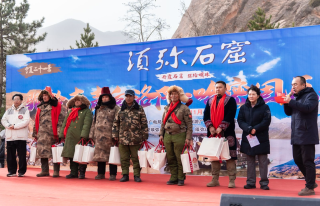 洛阳各界代表赴宁夏固原慰问“东天山来的骆驼队”