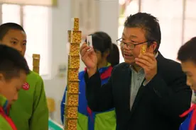 他训练的“最萌国旗仪仗队”，走红全区中小学校|校园里的“兵教师”图片