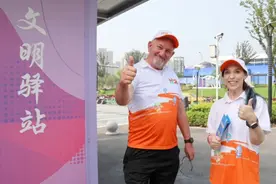 富阳银湖的文明驿站里 英国夫妻当上城市志愿者图片