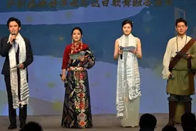 上海沪剧女演员拥抱果洛来的姐姐，上海青海以艺为媒、以心相交图片