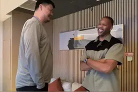 麦迪晒中国行照：见到我的兄弟大姚总是很高兴🤘🏾图片