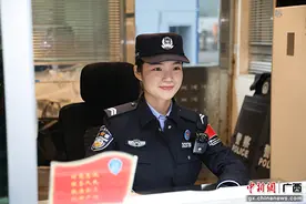 广西边关“警花”的年味图片