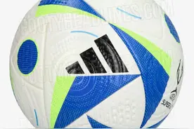 欧洲超级杯比赛用球谍照：白色主体+绿色和蓝色三角形图案图片