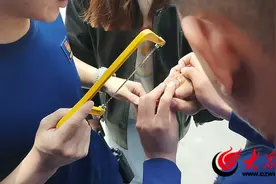 山东滨州：金戒指卡手“无法自拔” 男子上门求助消防图片