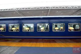 “熊猫专列·成都号”旅游列车亮相四川(图)图片