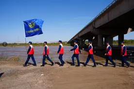 【见证75年·基层法治宁夏行】 黄河边上的“火焰蓝”图片