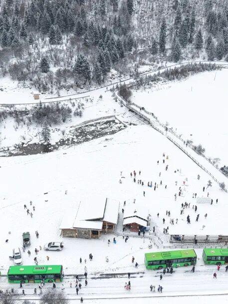 刷屏预警｜达古冰川今日大雪！山上山下，一片纯白浸心脾