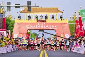 2024嘉峪关长城马拉松昨日鸣枪图片