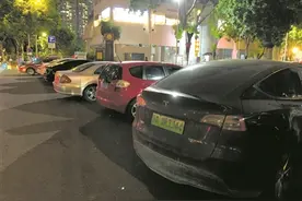 广场空地成公共停车场图片