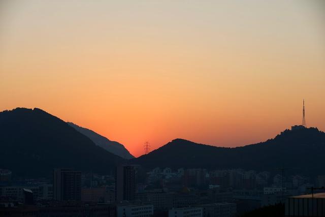 济南群山之上，夕阳晚归图
