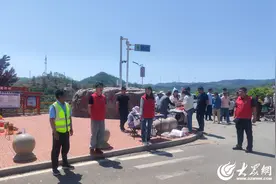 那一抹“志愿红”，是潍坊临朐九山淌水崖水库最美的风景图片