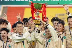 广东广州豹捧起中乙冠军奖杯，黎兵看好17岁小将未来成国脚图片
