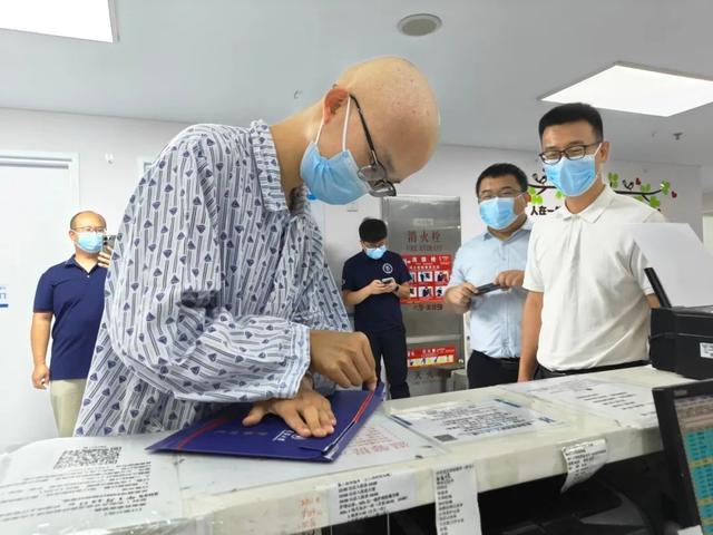 患白血病少年在病房收到录取通知书