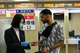 首批港澳居民来往内地通行证（非中国籍）获发证件，5年内可多次往返，单次停留不超过90日图片