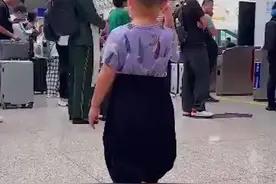 拍客｜萌娃车站看到退伍军人上前敬礼  兵哥哥发现后暖心回礼图片