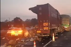 沈海高速一运输纸卷货车发生车祸，车厢被撕裂，多车受损有人受伤图片