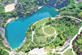 铜锣山矿山公园：“矿”世奇“潭” 风景如画图片