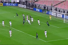 马宁亚冠判两点球+掏红牌+吹掉绝杀球又成焦点！一看回放，中国裁判“超级高水平”！图片