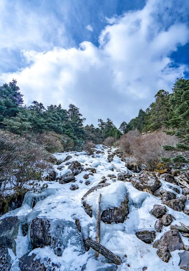 【冬季暖阳 凉山不凉】99元承包螺髻山的冰雪自由！你拉我，你拉我去玩雪啊~